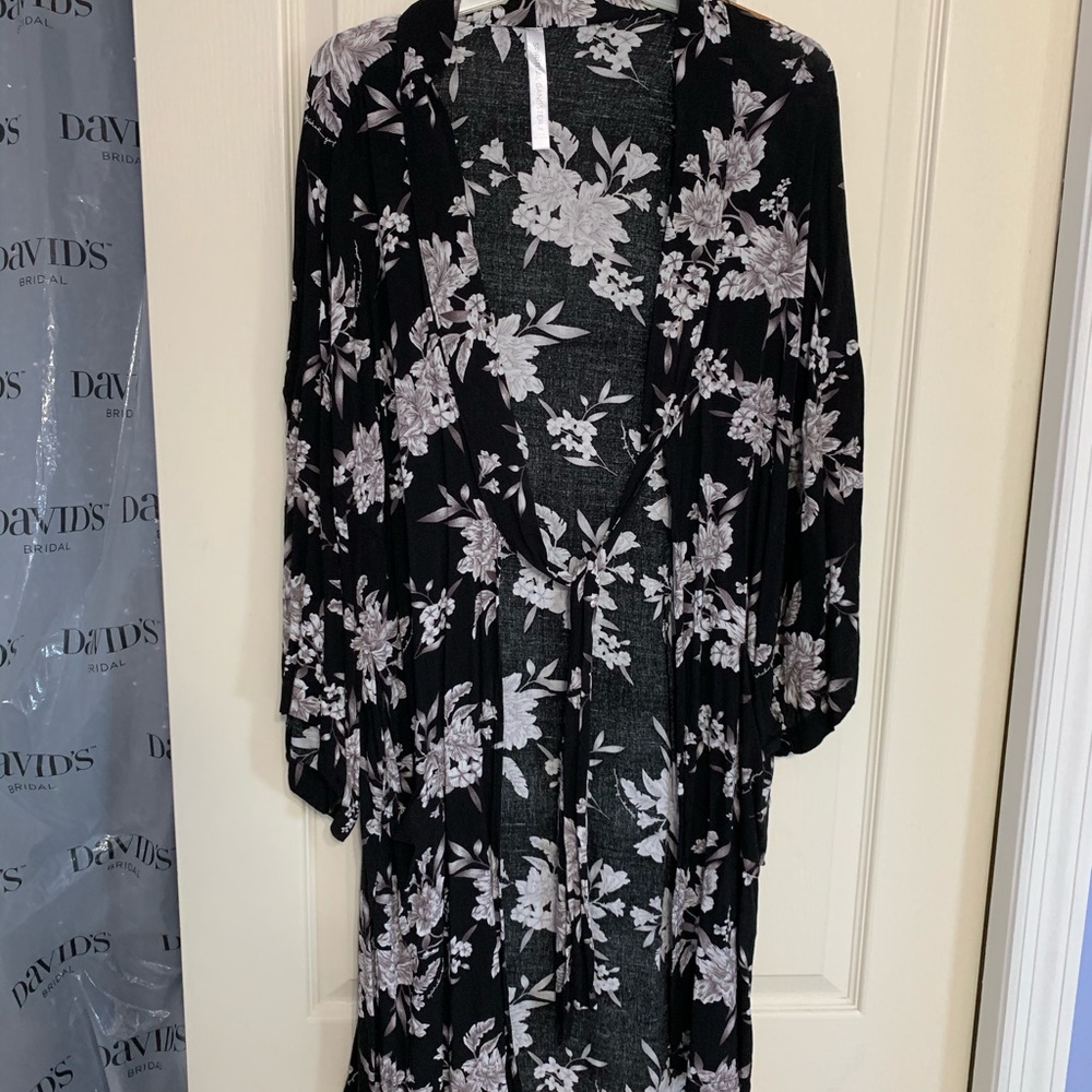 Women’s Floral Kimono w/ Tie-Front and Pockets